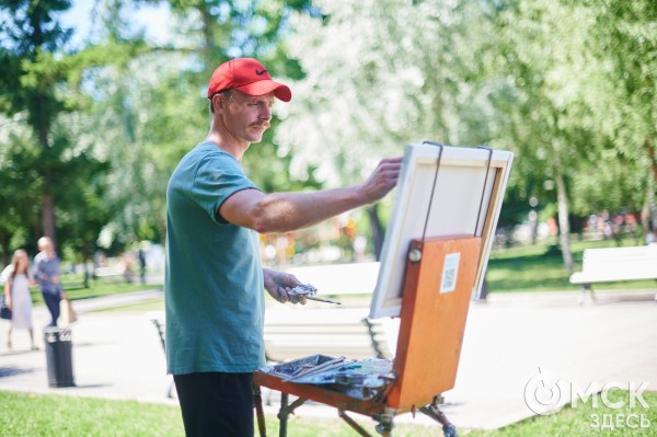 Картин ада и распятия не ждите. Интервью с художником-оптимистом