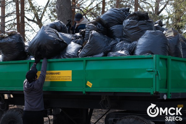 Чистомэн в Омске: мешки с "алкогольным" мусором и экологические злодеи