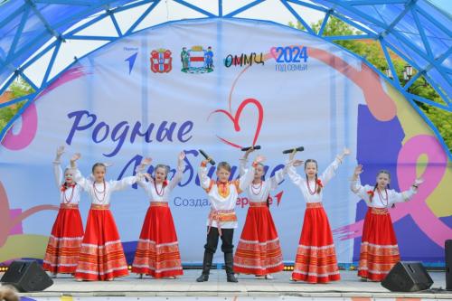 Пикник, караоке и пенная дискотека: на «Большие семейные выходные» пришли более 20 тысяч омичей Пикник, караоке и пенная дискотека: на «Большие семейные выходные» пришли более 20 тысяч омичей