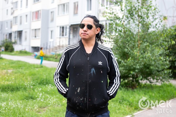 "Мексика яркая, и это я!" Иностранный художник рисует на стене омского дома медведя-матрёшку