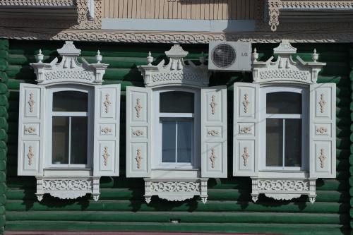 В Омске вандалы повредили знаменитый деревянный особняк на ул. Гусарова