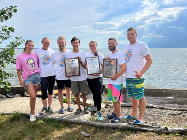 Мешали волны и смерч. Омские пловцы "по-мировому" покорили Обское море