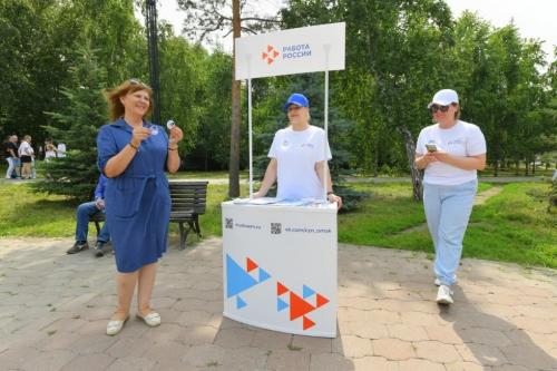 Пикник, караоке и пенная дискотека: на «Большие семейные выходные» пришли более 20 тысяч омичей Пикник, караоке и пенная дискотека: на «Большие семейные выходные» пришли более 20 тысяч омичей