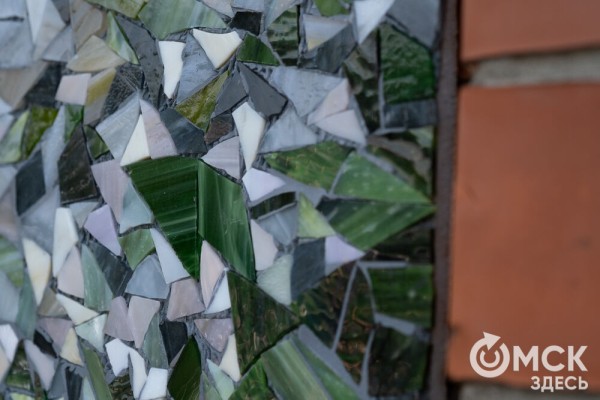 Рядом с омским музеем "зацвела" мозаичная сирень Рядом с омским музеем "зацвела" мозаичная сирень