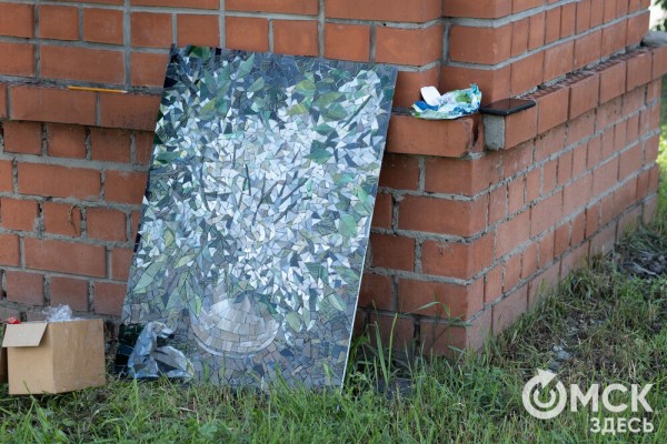 Рядом с омским музеем "зацвела" мозаичная сирень Рядом с омским музеем "зацвела" мозаичная сирень