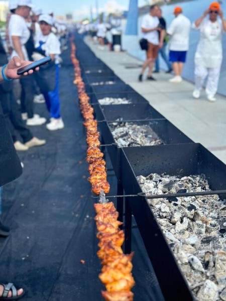 Почти полкилометра. Омские шеф-повара помогли создать самый большой в России шашлык