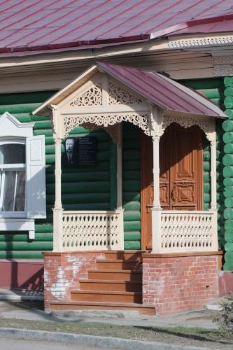 В Омске вандалы повредили знаменитый деревянный особняк на ул. Гусарова