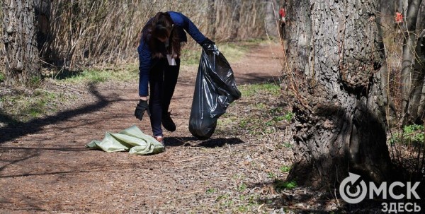 Чистомэн в Омске: мешки с "алкогольным" мусором и экологические злодеи