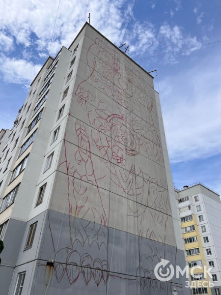 "Мексика яркая, и это я!" Иностранный художник рисует на стене омского дома медведя-матрёшку