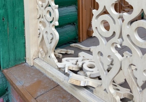 В Омске вандалы повредили знаменитый деревянный особняк на ул. Гусарова