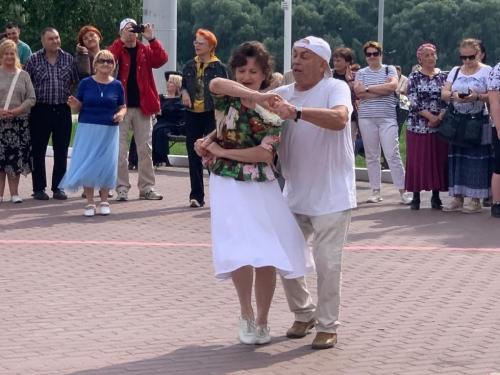 Пикник, караоке и пенная дискотека: на «Большие семейные выходные» пришли более 20 тысяч омичей Пикник, караоке и пенная дискотека: на «Большие семейные выходные» пришли более 20 тысяч омичей