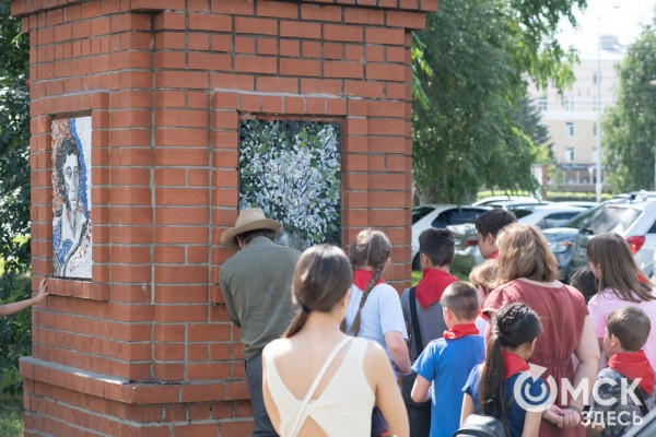 Рядом с омским музеем "зацвела" мозаичная сирень Рядом с омским музеем "зацвела" мозаичная сирень
