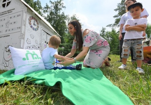 Пикник, караоке и пенная дискотека: на «Большие семейные выходные» пришли более 20 тысяч омичей Пикник, караоке и пенная дискотека: на «Большие семейные выходные» пришли более 20 тысяч омичей