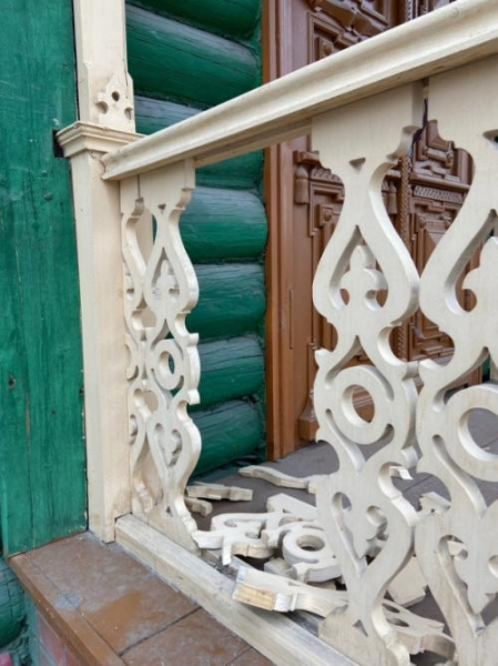 В Омске вандалы повредили знаменитый деревянный особняк на ул. Гусарова