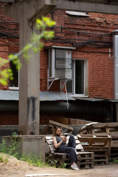 "Кластер - как дом с соседями, с которыми сложно договориться. А лифт вообще принадлежит городу". Елена Харламова о превращении завода в креативное пространство