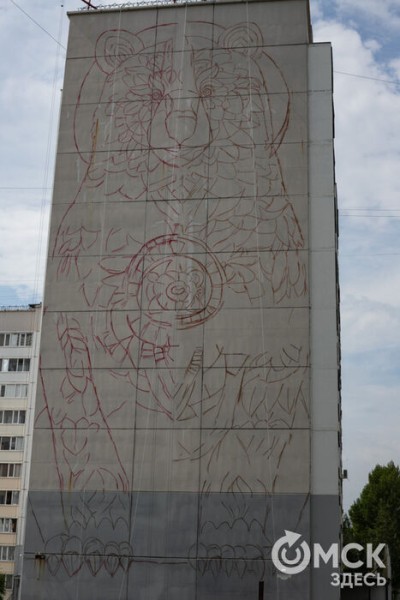 "Мексика яркая, и это я!" Иностранный художник рисует на стене омского дома медведя-матрёшку