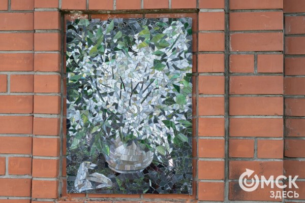 Рядом с омским музеем "зацвела" мозаичная сирень Рядом с омским музеем "зацвела" мозаичная сирень