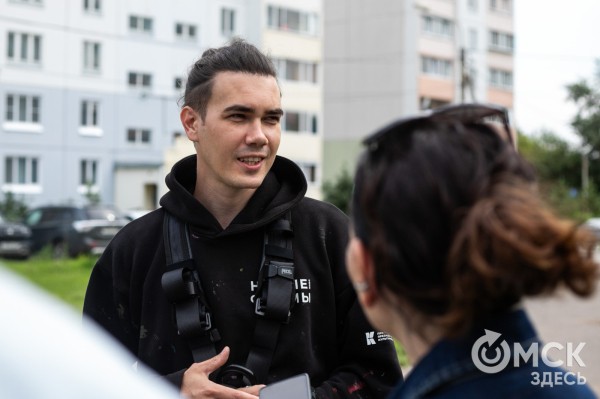 "Мексика яркая, и это я!" Иностранный художник рисует на стене омского дома медведя-матрёшку