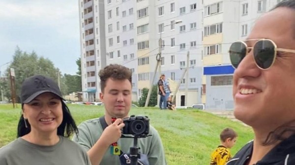 Мексиканского художника, рисующего в Омске медведя, накормили малиной