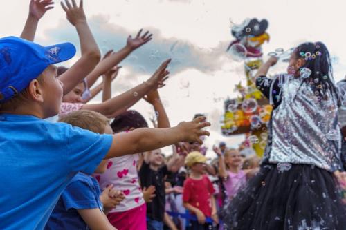 Пикник, караоке и пенная дискотека: на «Большие семейные выходные» пришли более 20 тысяч омичей Пикник, караоке и пенная дискотека: на «Большие семейные выходные» пришли более 20 тысяч омичей