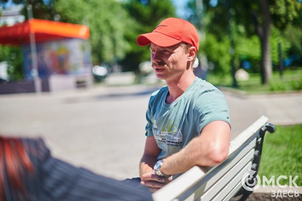 Картин ада и распятия не ждите. Интервью с художником-оптимистом