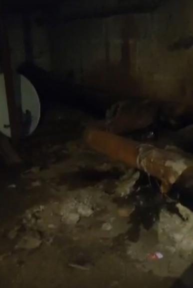 Жители старой пятиэтажки в Омске опасаются обвала пола первого этажа