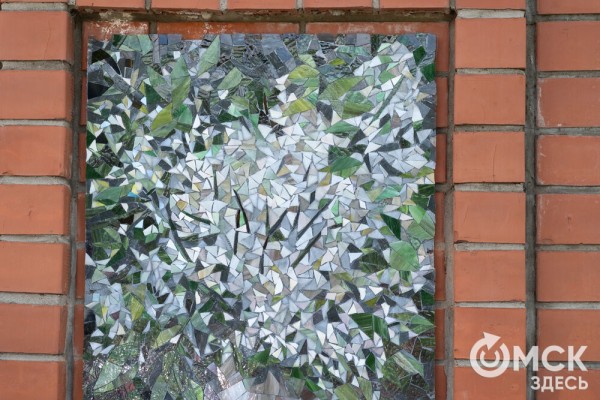 Рядом с омским музеем "зацвела" мозаичная сирень Рядом с омским музеем "зацвела" мозаичная сирень