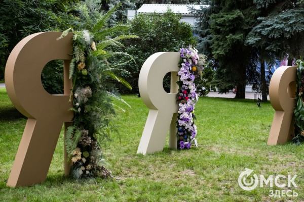 Миллион цветов на семейные истории: в Омске открылась "Флора"