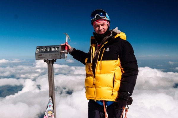 "После достижения цели что-то внутри подстёгивает к новым вершинам", - профессор ОмГТУ Павел Ложников о восхождении на Эльбрус