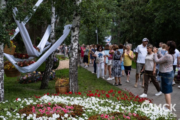 Миллион цветов на семейные истории: в Омске открылась "Флора"