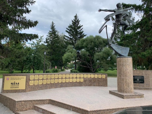 В центре Омска обновили скульптуру марафонца В центре Омска обновили скульптуру марафонца