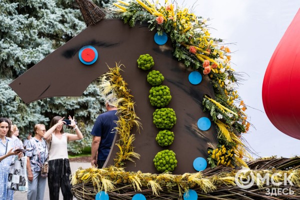 Миллион цветов на семейные истории: в Омске открылась "Флора"