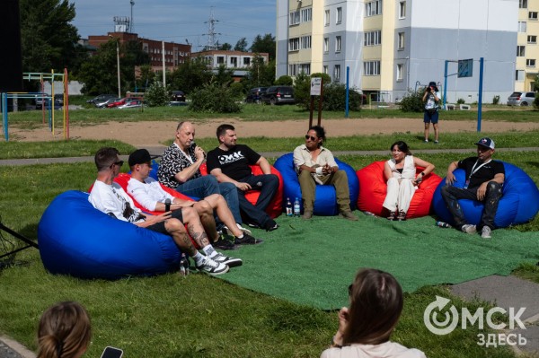 Граффити, птицы и пиксели: чем удивляют художники на фестивале "Омск, ты просто космос!"