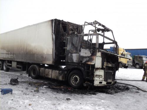 В Омске загорелась заведенная фура