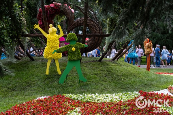 Миллион цветов на семейные истории: в Омске открылась "Флора"