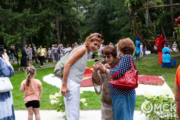 Миллион цветов на семейные истории: в Омске открылась "Флора"