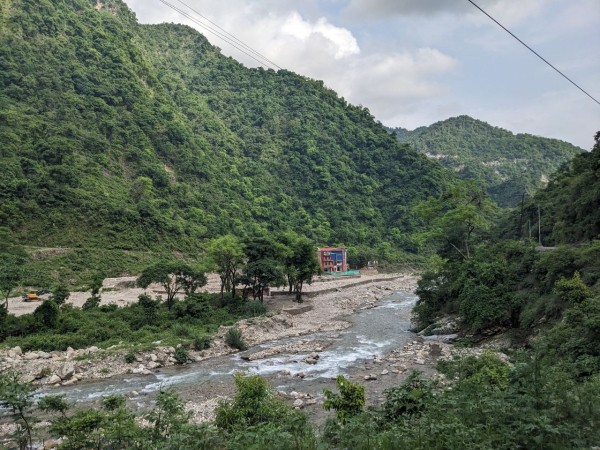 "Круто уехать в джунгли и понять ритм этого места": певица из Омска об опыте волонтёрства в Гималаях