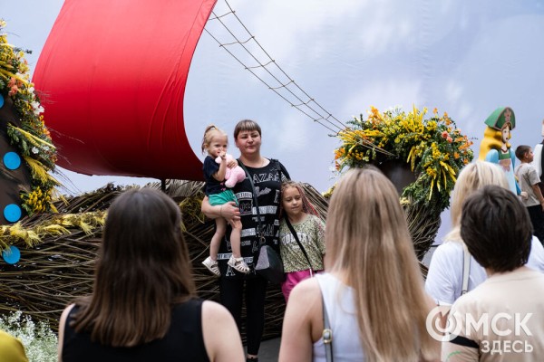 Миллион цветов на семейные истории: в Омске открылась "Флора"