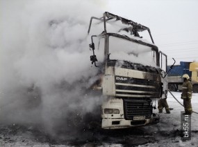 В Омске загорелась заведенная фура