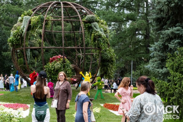 Миллион цветов на семейные истории: в Омске открылась "Флора"