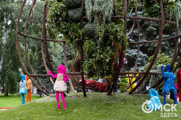 Миллион цветов на семейные истории: в Омске открылась "Флора"