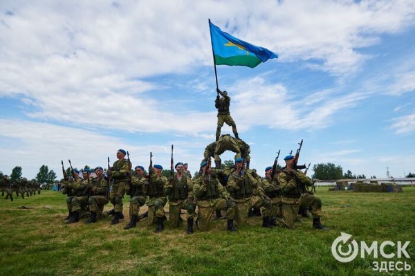 Большой фоторепортаж: как в Омске отметили День ВДВ