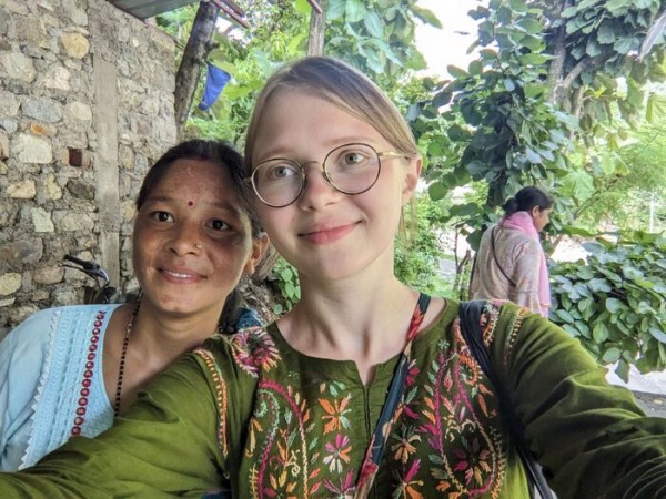 "Круто уехать в джунгли и понять ритм этого места": певица из Омска об опыте волонтёрства в Гималаях