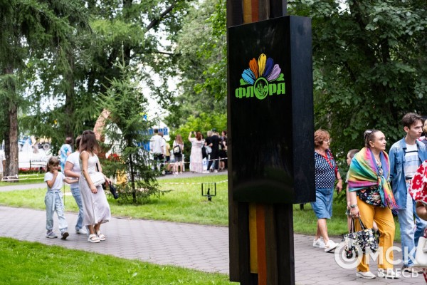 Миллион цветов на семейные истории: в Омске открылась "Флора"