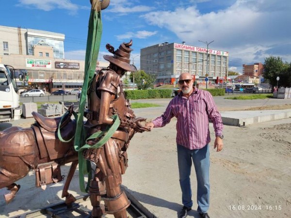Снова на месте, но пока спрятан: Дон Кихот вернулся к омскому театру вместе с Санчо Панса Снова на месте, но пока спрятан: Дон Кихот вернулся к омскому театру вместе с Санчо Панса