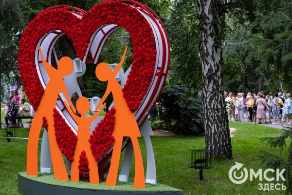 Миллион цветов на семейные истории: в Омске открылась "Флора"