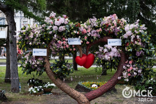 Миллион цветов на семейные истории: в Омске открылась "Флора"