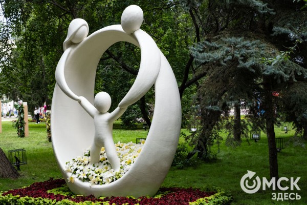 Миллион цветов на семейные истории: в Омске открылась "Флора"