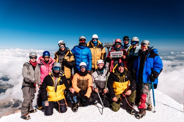 "После достижения цели что-то внутри подстёгивает к новым вершинам", - профессор ОмГТУ Павел Ложников о восхождении на Эльбрус