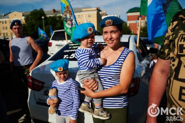 Большой фоторепортаж: как в Омске отметили День ВДВ